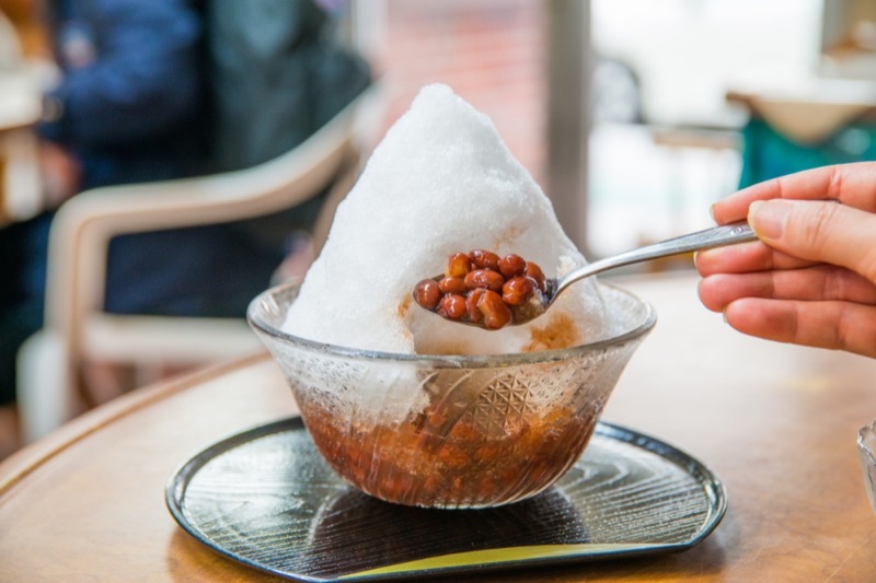かき氷に金時豆をのせた沖縄ぜんざい